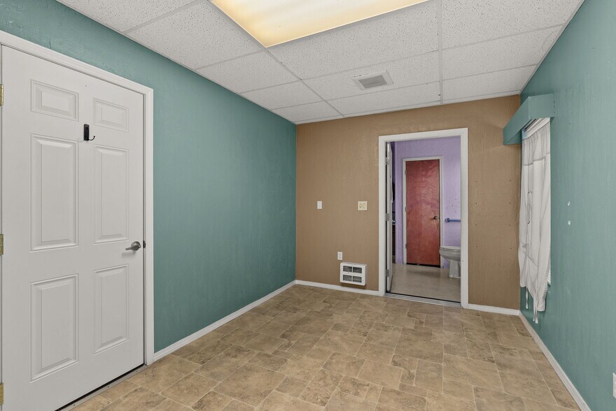 More Photos Of 1017 W Main St, Centralia Flex For Sale