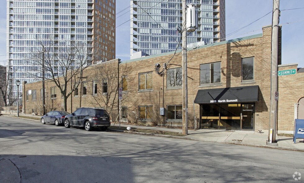 More Photos Of 2025 N Summit Ave, Milwaukee Office For Lease