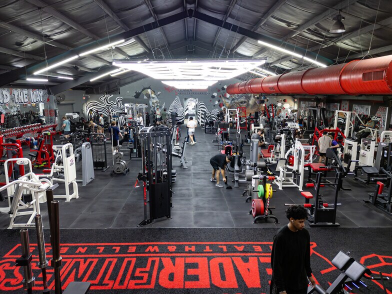 More Photos Of 321 S Persimmon St, Tomball Manufacturing For Lease