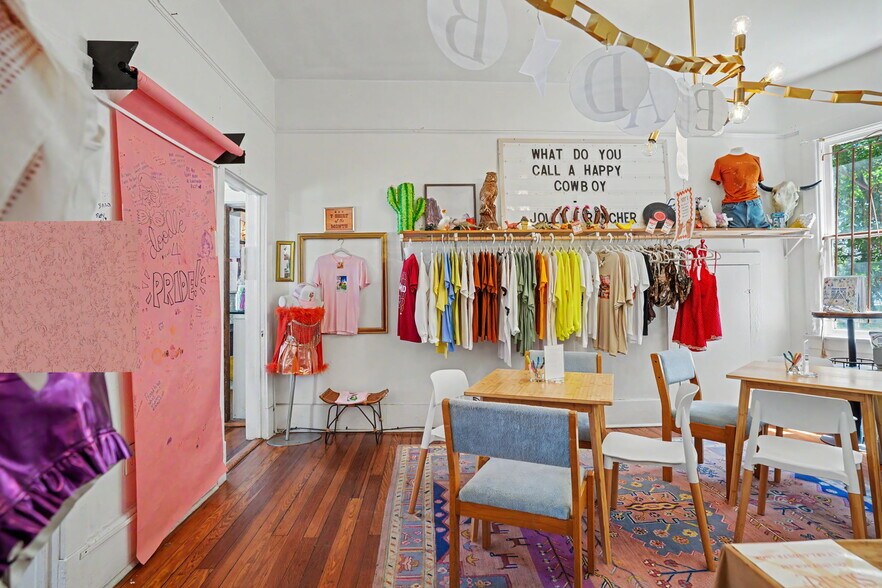 More Photos Of 17 W 41st St, Savannah Freestanding For Sale