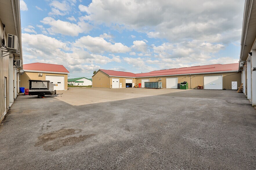 More Photos Of 250 Rue Industrielle, St-Roch-de-L'achigan Warehouse For Sale