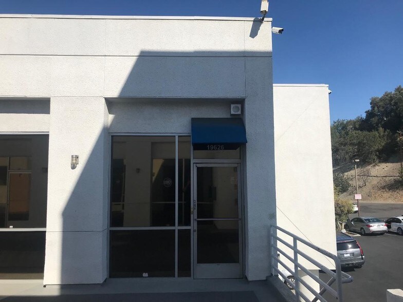 More Photos Of 19626 Ventura Blvd, Tarzana Office For Lease