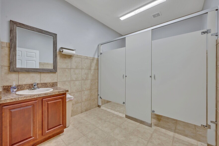 More Photos Of 820 Clark St, Oviedo Office For Sale