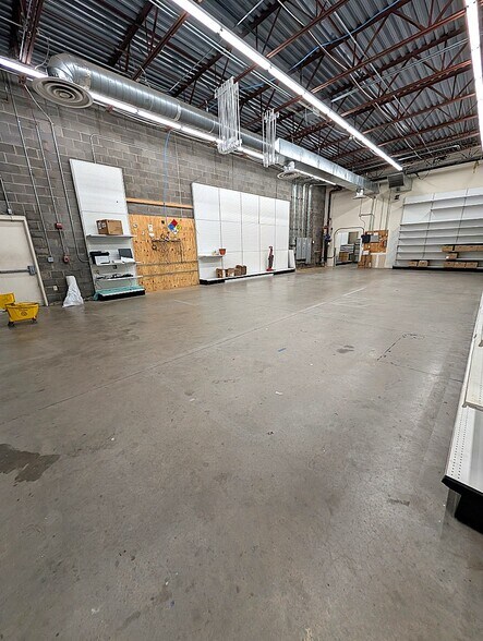 More Photos Of 1011-1013 Wal St, Longview Storefront Retail Office For Lease