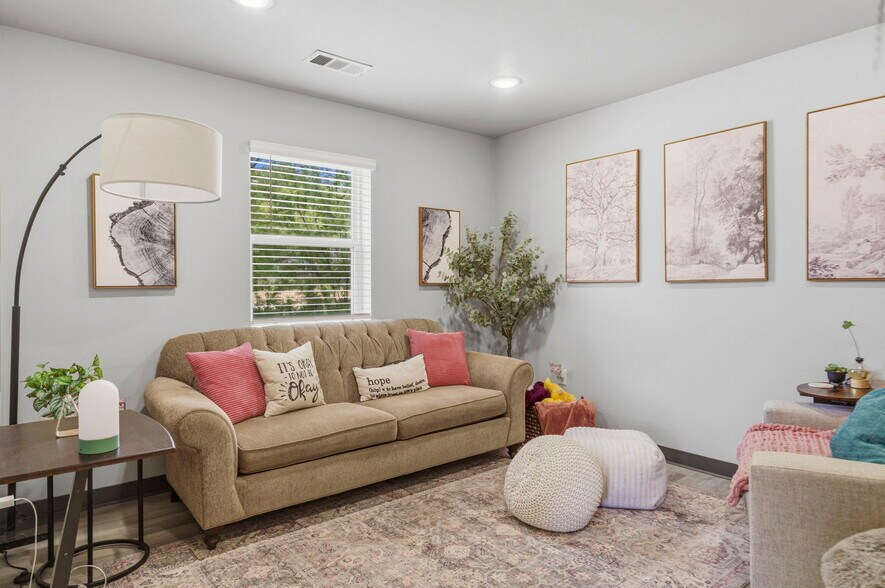 More Photos Of 2611 E Heritage Pky, Farmington Office For Sale