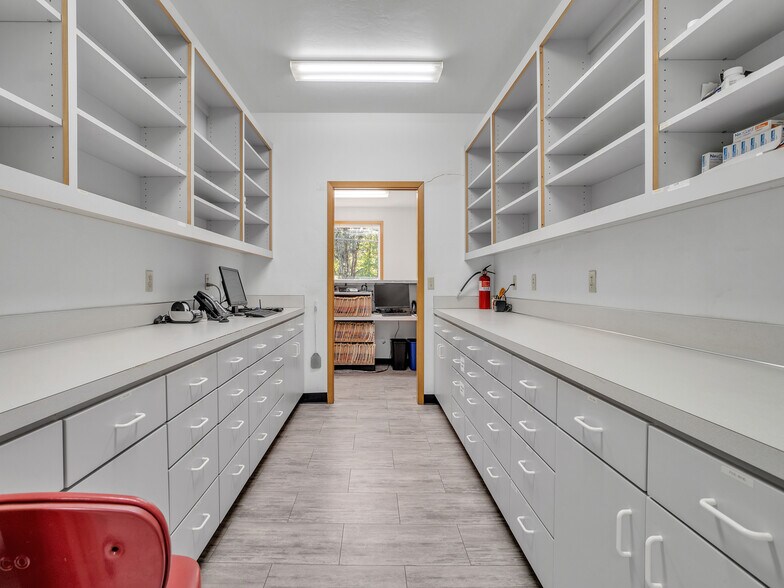 More Photos Of 711 W Main St, Sheridan Veterinarian Kennel For Sale