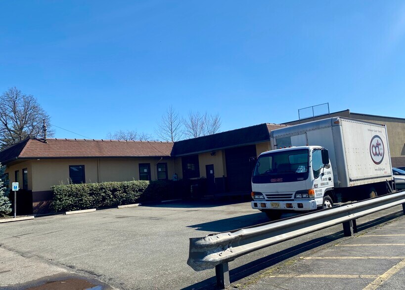 More Photos Of 31 DiCarolis Ct, Hackensack Warehouse For Lease