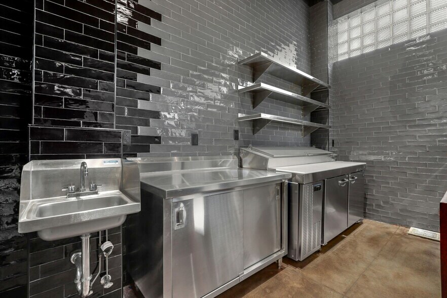 More Photos Of 819 N California Ave, Chicago Bar For Sale