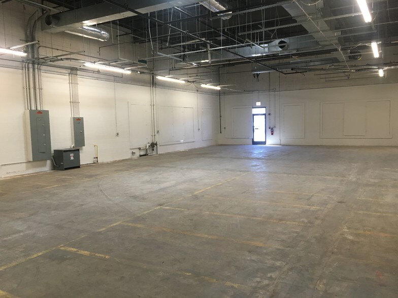 More Photos Of 1001 Entry Dr, Bensenville Warehouse For Lease