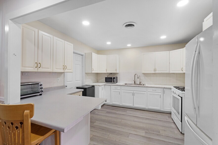 More Photos Of 198-200 E Main St, Bound Brook Freestanding For Sale