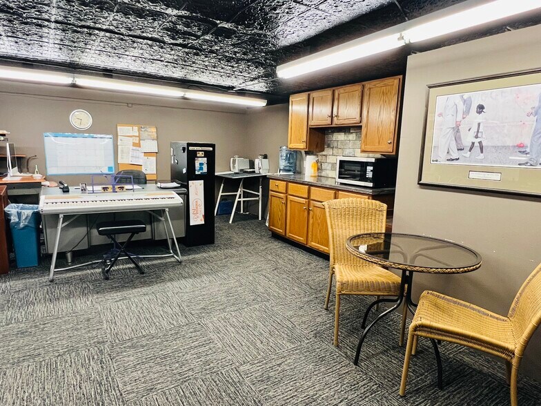 More Photos Of 130 E Main St, Marion Storefront For Sale