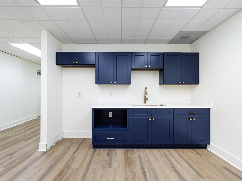 More Photos Of 1812 W Morehead St, Charlotte Office Residential For Lease