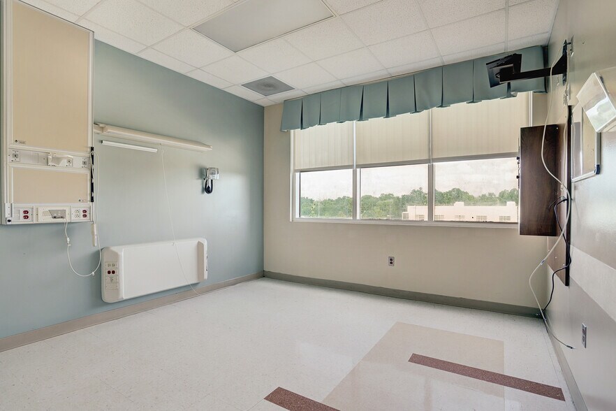 More Photos Of 505 Graham Dr, Tomball Hospital For Lease