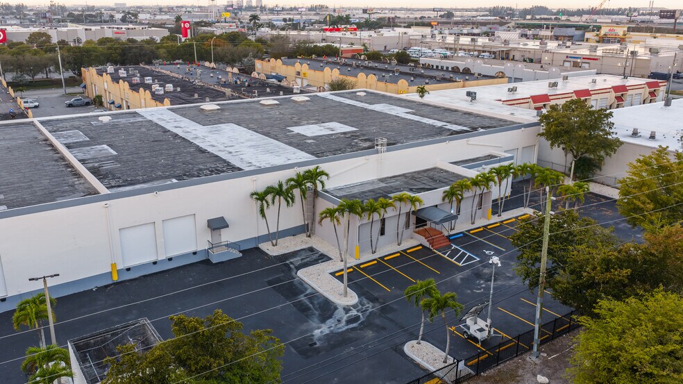 More Photos Of 1730 W 38th Pl, Hialeah Manufacturing For Lease