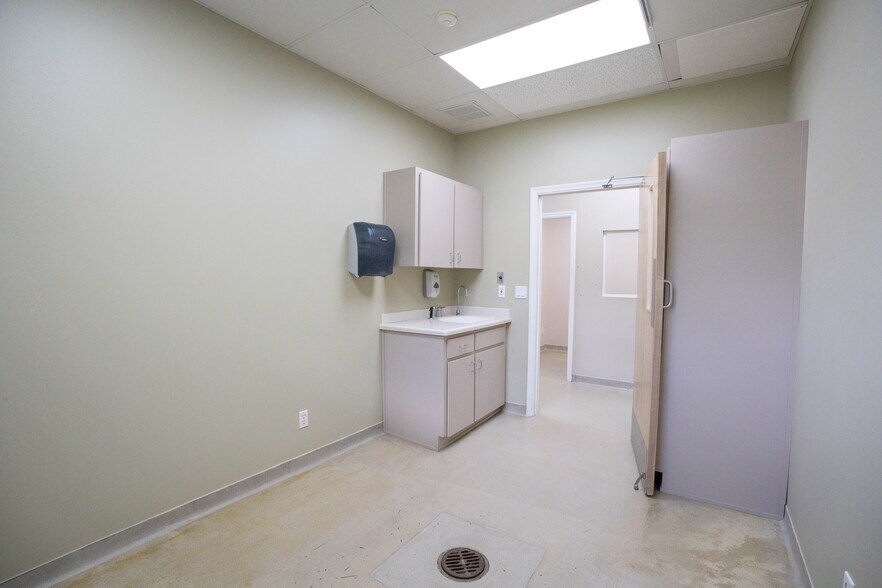 More Photos Of 3628 N Lecanto Hwy, Beverly Hills Veterinarian Kennel For Sale
