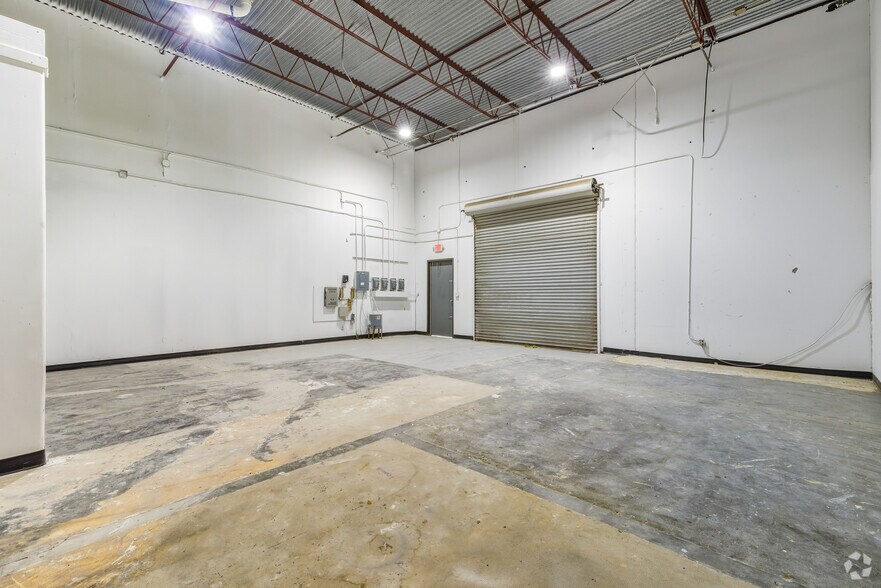 More Photos Of 11381 Meadowglen Ln, Houston Unknown For Lease