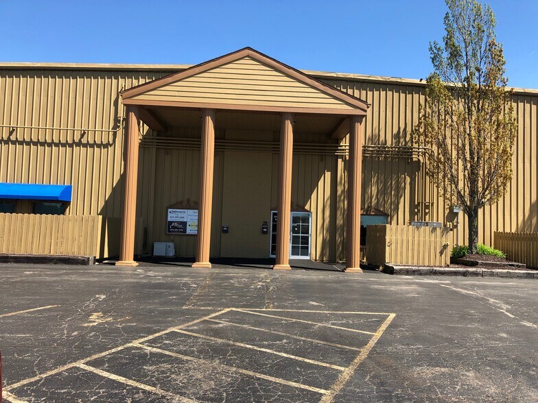 More Photos Of 300-320 N Alpine Rd, Rockford General Retail For Sale