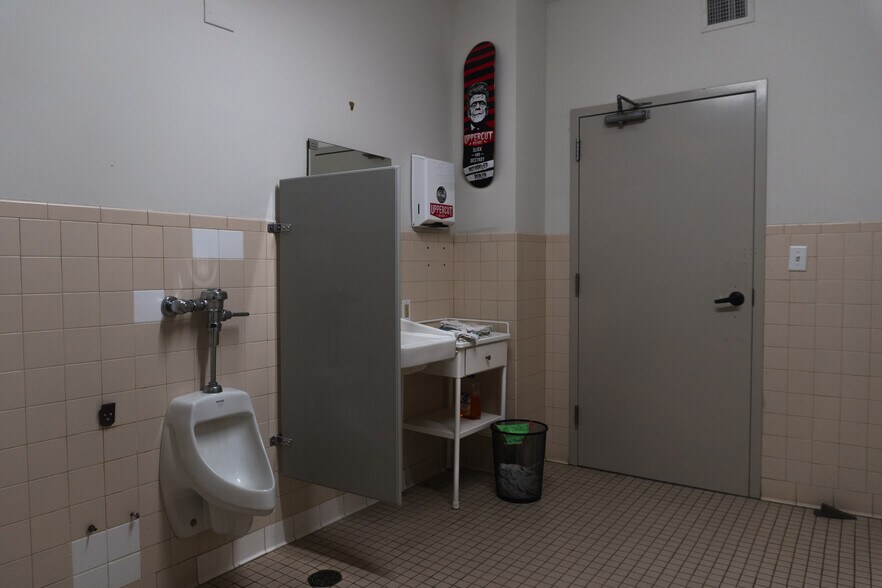 More Photos Of 1410 S 13th St, Omaha General Retail For Lease