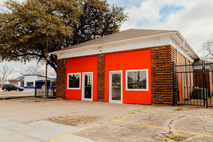 More Photos Of 4422 Live Oak St, Dallas Freestanding For Lease