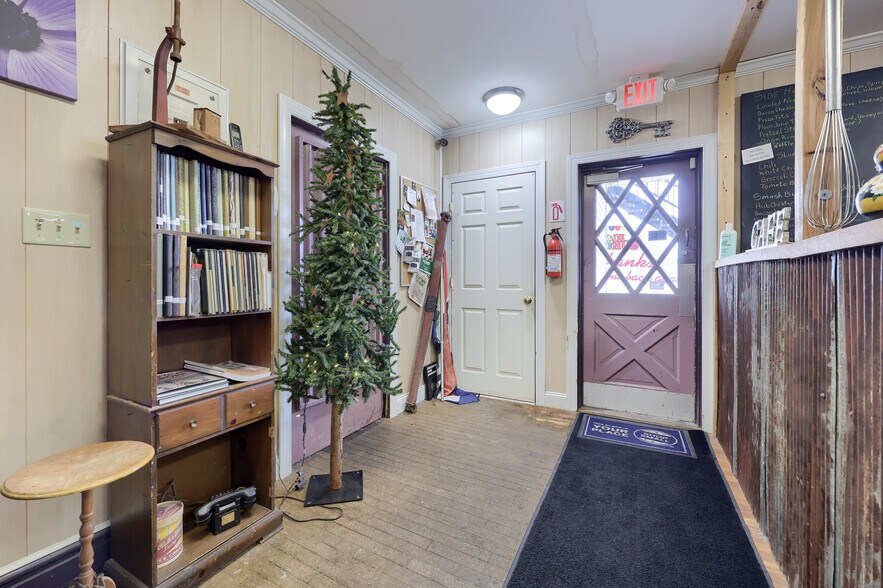 More Photos Of 157 E Broadway, Red Lion Restaurant For Sale