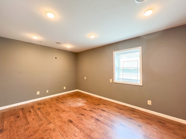 More Photos Of 200-210 Pailet Dr, Harvey Flex For Lease
