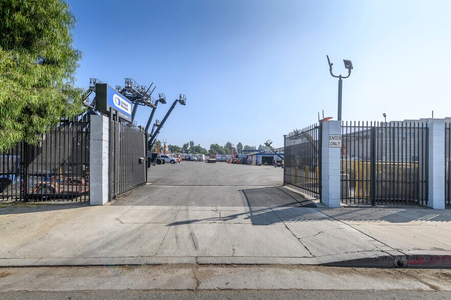 More Photos Of 10232-10234 Glenoaks Blvd, Pacoima Warehouse For Sale