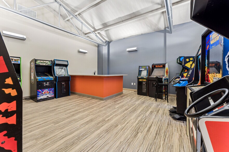 More Photos Of 2105 Northwest Blvd, Newton Office For Lease