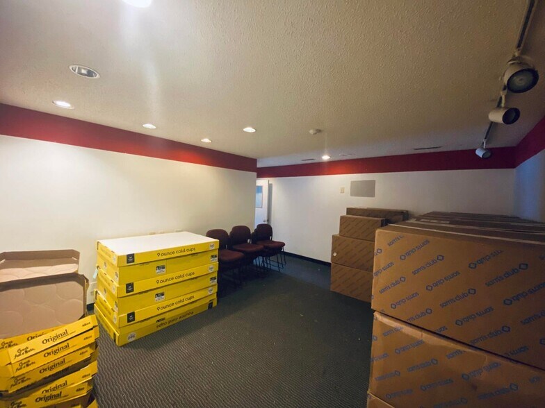 More Photos Of 4230 W Loomis Rd, Greenfield Showroom For Lease