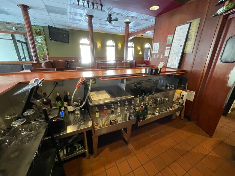 More Photos Of 6831 W North Ave, Oak Park Restaurant For Sale