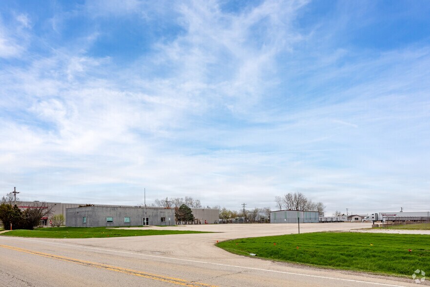 More Photos Of 1280-1330 Powis Rd, West Chicago Truck Terminal For Sale