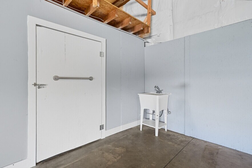 More Photos Of 2025 Marshall Huff Rd, Dallas Warehouse For Sale