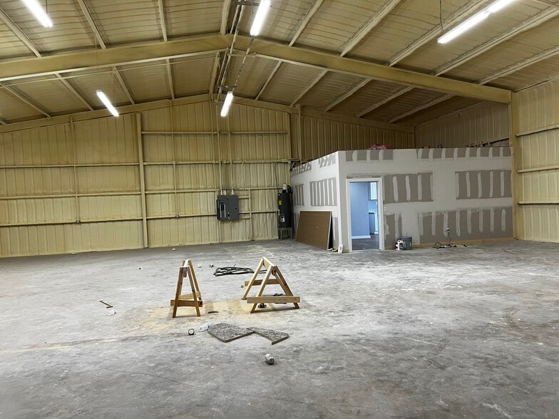 More Photos Of 117 Bennett Hills Dr, Weatherford Warehouse For Lease