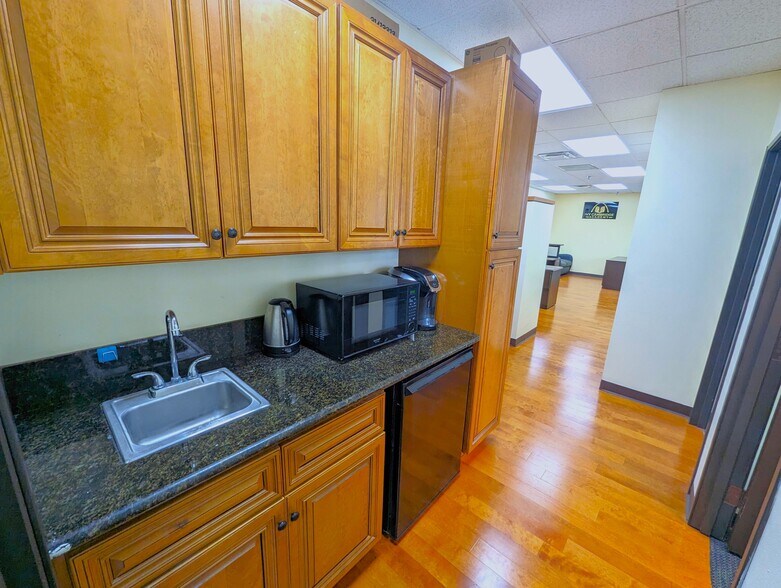 More Photos Of 1100 Quail St, Newport Beach Office For Sale