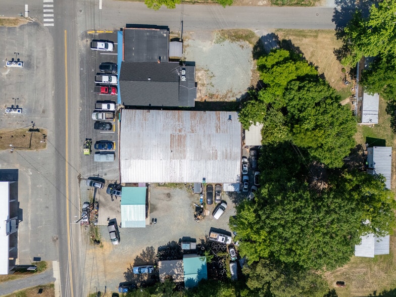 More Photos Of 127 Thompson St, Pittsboro Auto Repair For Lease