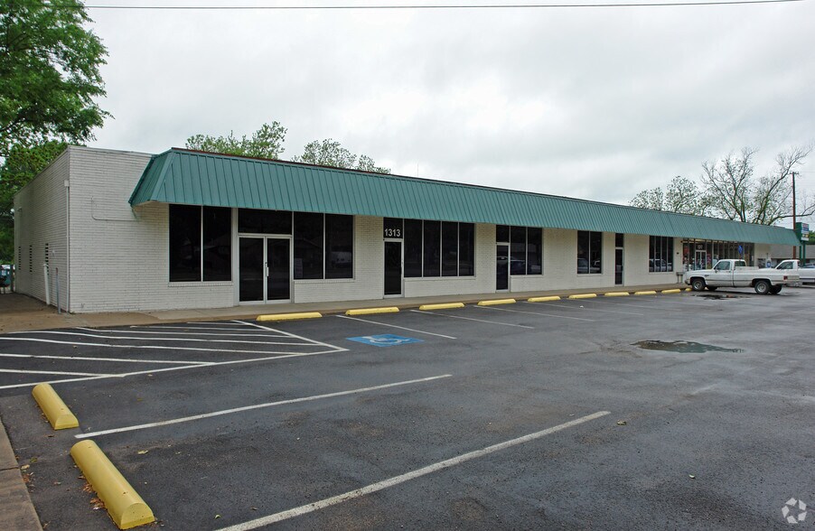 More Photos Of 1309-1317 W Main St, Waxahachie Freestanding For Lease