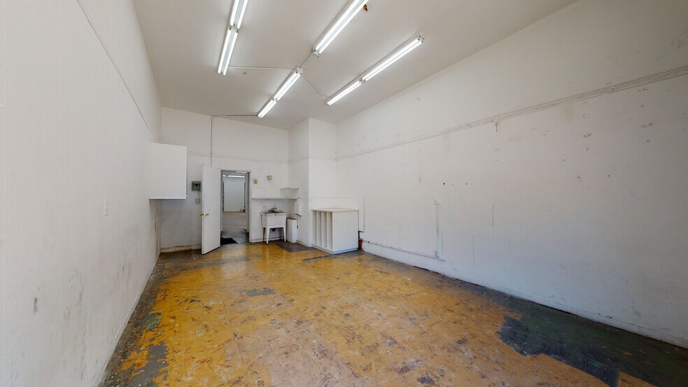 More Photos Of 13031 Montana Ave, Los Angeles Freestanding For Lease