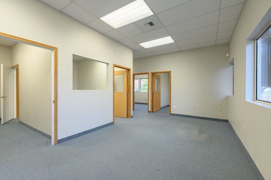 More Photos Of 3200 NE Rivergate St, Mcminnville Service For Sale