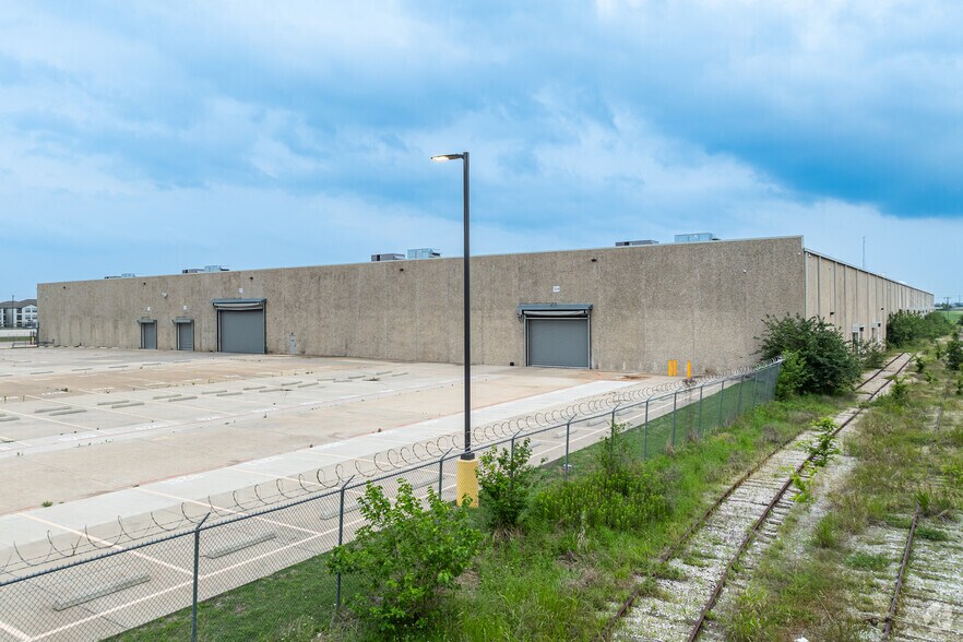 More Photos Of 1102 State Highway 161, Grand Prairie Distribution For Lease