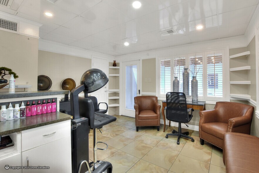 More Photos Of 146 W Robertson St, Brandon Storefront For Sale