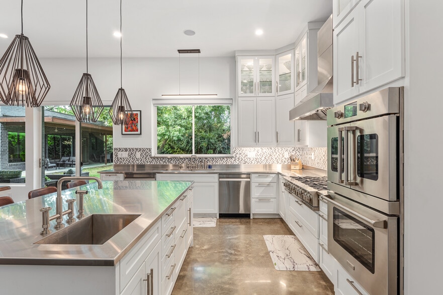 More Photos Of 4798 Iberia Ave, Dallas Office For Sale