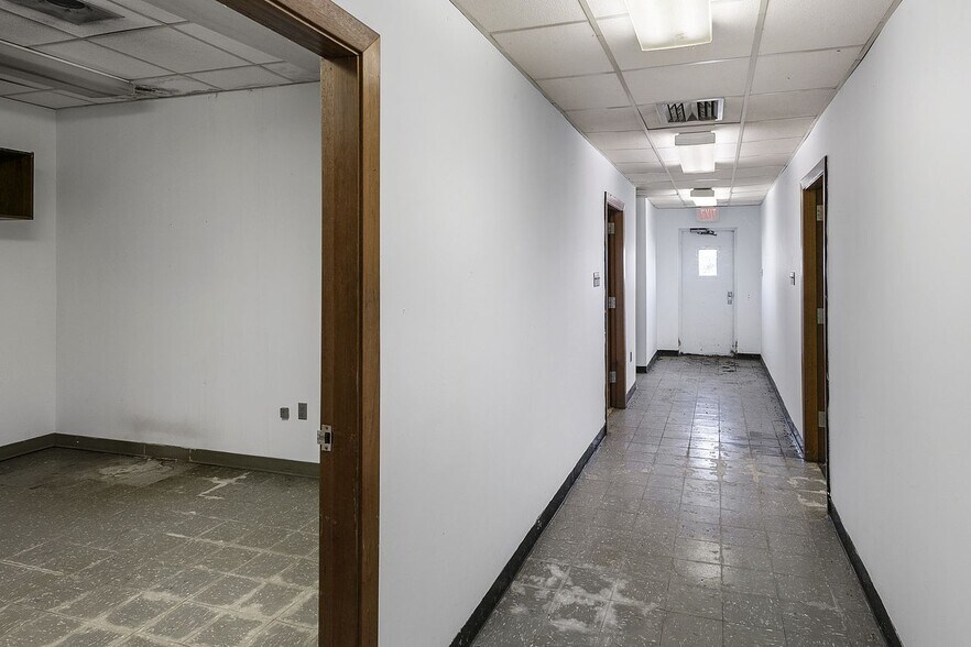 More Photos Of 1980 Oak Ridge Tpke, Oak Ridge Bank For Sale