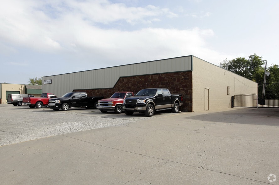 More Photos Of 1109 W Detroit St, Broken Arrow Warehouse For Lease