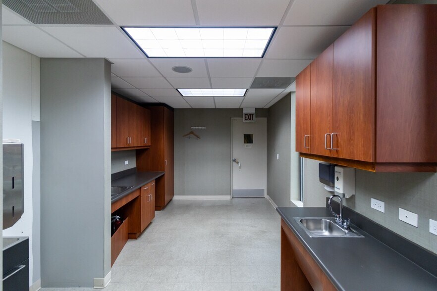 More Photos Of 2400 N Ashland Ave, Chicago Medical For Lease