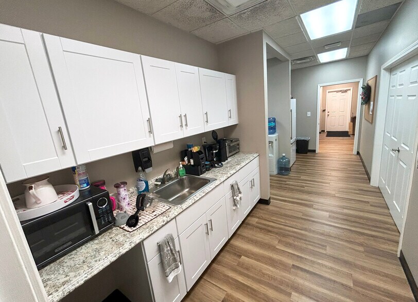 More Photos Of 1721 McIntosh Dr, Bowling Green Office For Sale