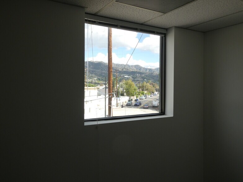 More Photos Of 3500 N San Fernando Blvd, Burbank Flex For Lease