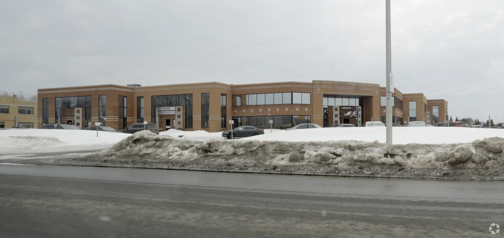 More Photos Of 1060 Boul Michèle-Bohec, Blainville Light Distribution For Lease