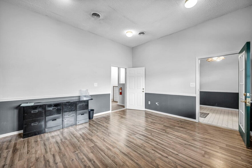 More Photos Of 4020-4028 Colorado Ave, Sheffield Storefront Retail Office For Sale