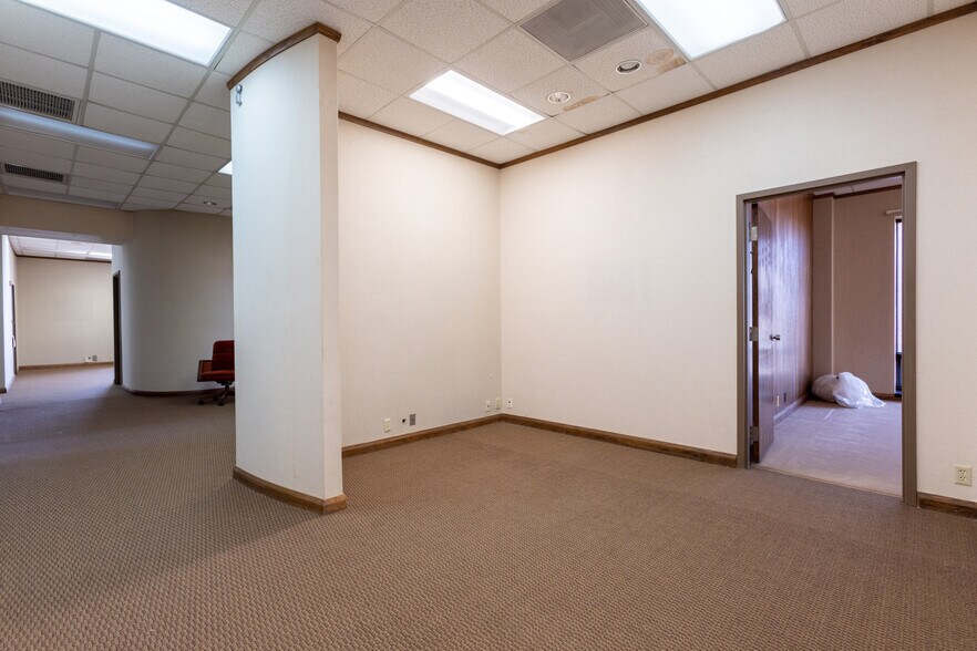More Photos Of 301 Cypress St, Abilene Office For Sale