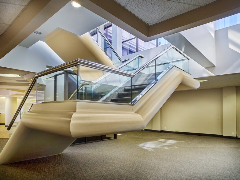 More Photos Of 1111 W Mockingbird Ln, Dallas Office For Lease