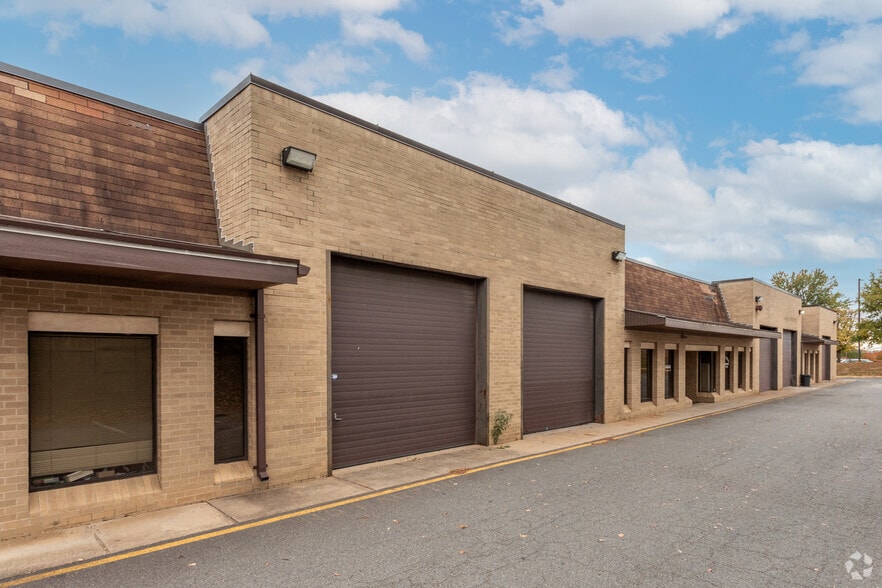 More Photos Of 4270 Henninger Ct, Chantilly Light Distribution For Lease